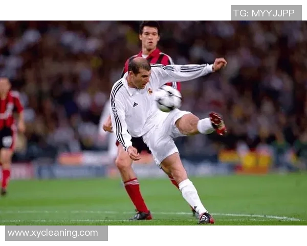 以一脚踢碎足球的传奇球星他如何用力量与技巧征服世界 以一脚踢碎足球的传奇球星他如何用力量与技巧征服世界