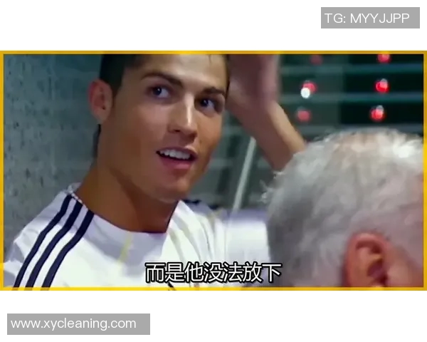 足坛巨星竟被拍到草地边低头吃虫震惊球迷热议真相令人意外